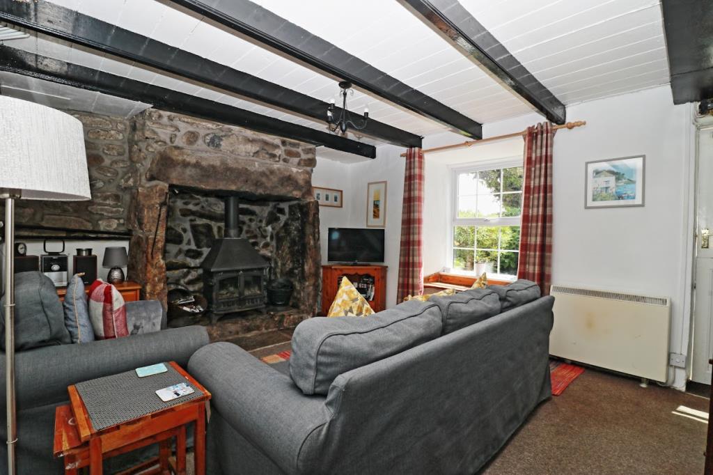 Lot: 62 - DETACHED COTTAGE WITH GARDEN, PARKING AND SEA VIEWS - Living room